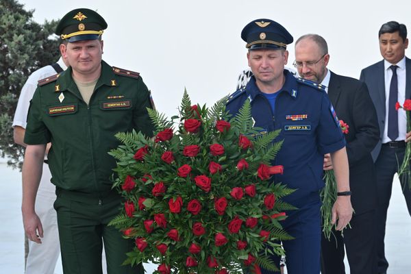 Церемония возложения цветов к памятнику военным морякам парахода "Куба". - Sputnik Азербайджан