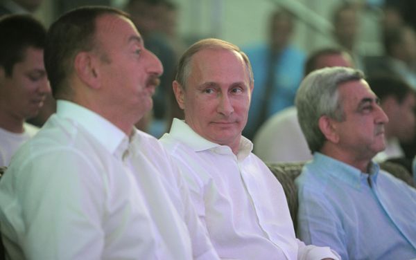  Президент РФ Владимир Путин (второй справа) во время посещения V Международного турнира по профессиональному боевому самбо "ПЛОТФОРМА S-70".  - Sputnik Азербайджан