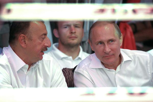Президент РФ Владимир Путин (второй справа) во время посещения V Международного турнира по профессиональному боевому самбо "ПЛОТФОРМА S-70". - Sputnik Азербайджан