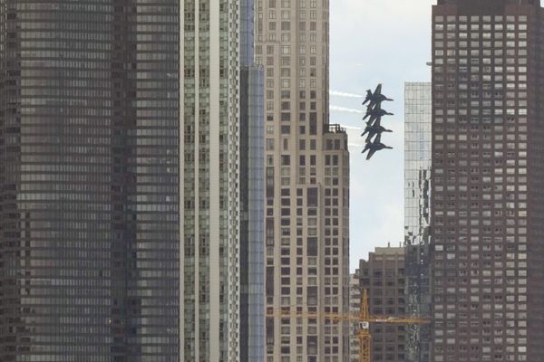 Группа "Голубые ангелы" ВМС США выступает во время Чикагского воздушного и водного шоу над озером Мичиган. - Sputnik Азербайджан