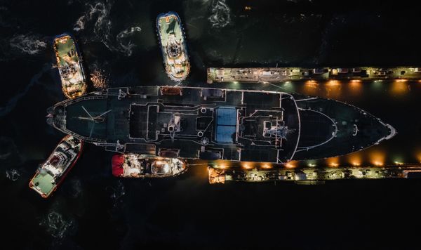 Буксировка атомного ледокола "Ленин" от места стоянки на Морском вокзале Мурманска в док ПД-3, расположенный в акватории порта, на плановый ремонт.  - Sputnik Азербайджан