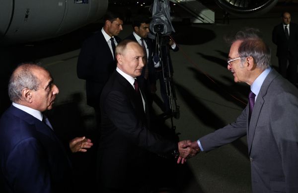 Президент РФ Владимир Путин на церемонии встречи в аэропорту Баку. Слева – первый заместитель премьер-министра Азербайджана Ягуб Эюбов; справа – чрезвычайный и полномочный посол Азербайджана в РФ, певец и композитор Полад Бюльбюльоглу. - Sputnik Азербайджан
