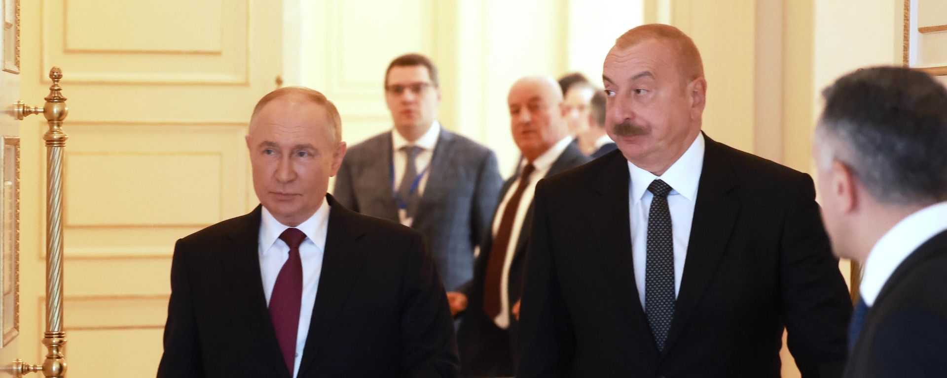 Президент РФ Владимир Путин и президент Азербайджана Ильхам Алиев (справа) перед началом российско-азербайджанских переговоров в государственной резиденции Загульба - Sputnik Азербайджан, 1920, 15.03.2025