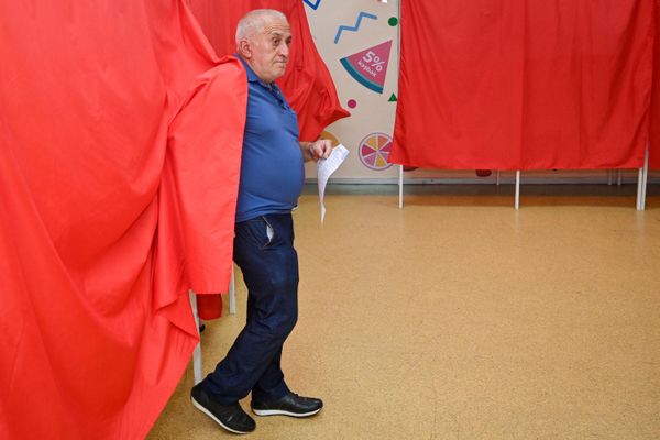 Пожилой мужчина выходит из кабины для голосования на избирательном участке в Баку, 1 сентября 2024 года. - Sputnik Азербайджан