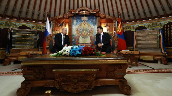 Президент РФ Владимир Путин и президент Монголии Ухнагийн Хурэлсух (справа) во время встречи в Улан-Баторе - Sputnik Азербайджан