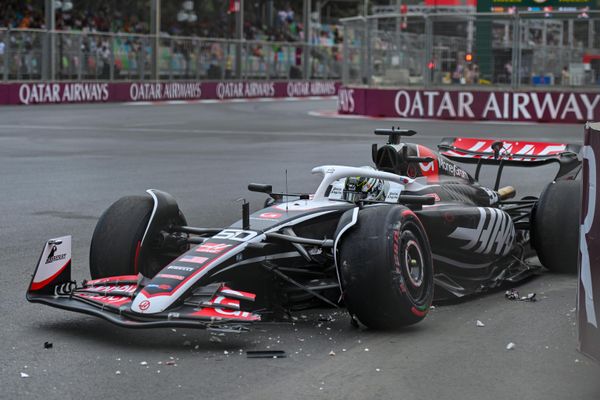 Разбитый болид пилота команды "Haas" Оливера Бермана во время третьего свободного заезда Гран-при Азербайджана Формулы-1. - Sputnik Азербайджан