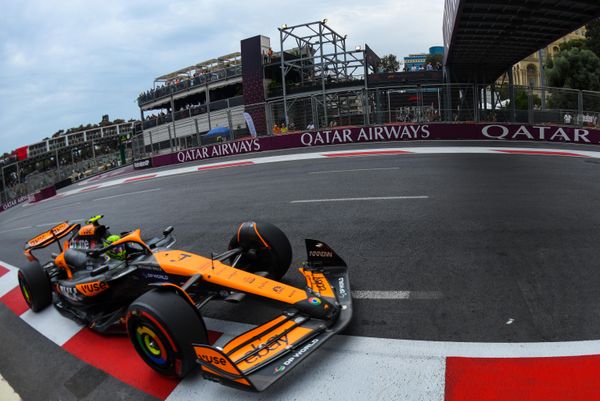 Пилот команды "McLaren" на дистанции свободного заезда Гран-при Азербайджана Формула-1 в Баку. - Sputnik Азербайджан