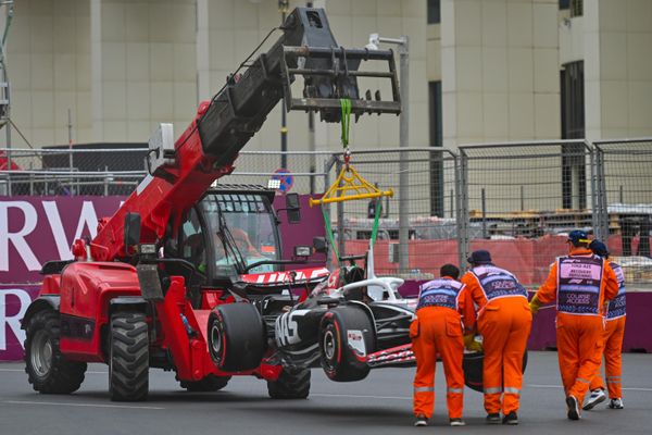 Разбитый болид пилота команды "Haas" Оливера Бермана во время третьего свободного заезда Гран-при Азербайджана Формулы-1. - Sputnik Азербайджан