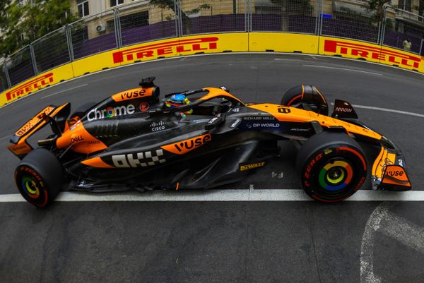 Пилот команды "McLaren" на дистанции свободного заезда Гран-при Азербайджана Формула-1 в Баку. - Sputnik Азербайджан