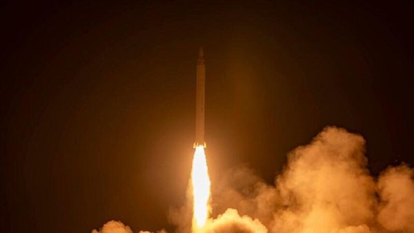 Ракета, запущенная из Ирана в сторону Израиля - Sputnik Азербайджан