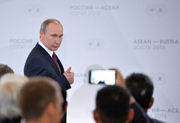 Президент Российской Федерации Владимир Путин на встрече глав делегаций-участников саммита Россия — АСЕАН с представителями Делового форума Россия — АСЕАН в конгресс-центре гостиницы "Рэдиссон Блю Курорт" в Сочи, 20 мая 2016. - Sputnik Азербайджан