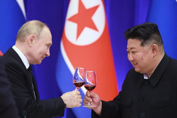 Президент РФ Владимир Путин и председатель государственных дел Корейской Народно-Демократической Республики Ким Чен Ын (справа) во время государственного приема от имени лидера КНДР Ким Чен Ына в честь Владимира Путина в Доме приемов "Моннангван", 19 июня 2024. - Sputnik Азербайджан