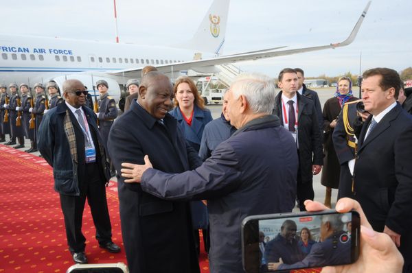 Президент ЮАР Сирил Рамафоса (слева на первом плане), прибывший для участия в XVI саммите БРИКС, во время церемонии встречи в аэропорту Казани. - Sputnik Азербайджан