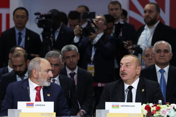 Президент Азербайджана Ильхам Алиев и премьер-министр Армении Никол Пашинян на пленарном заседании XVI саммита БРИКС в формате "аутрич" / "БРИКС плюс". - Sputnik Азербайджан