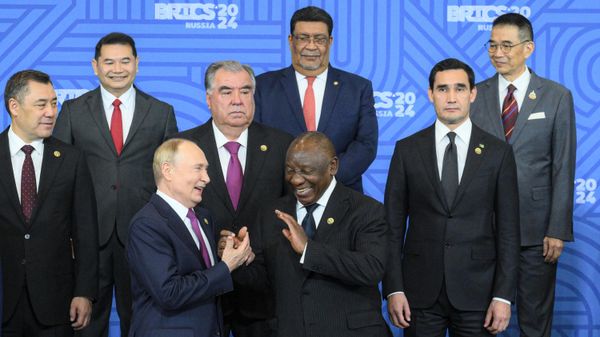 Президент РФ Владимир Путин и президент ЮАР Сирил Рамафоза на церемонии совместного фотографирования лидеров БРИКС в рамках XVI саммита БРИКС в Казани. - Sputnik Азербайджан