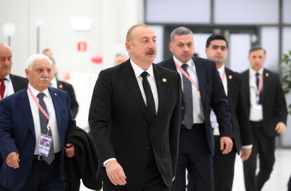Президент Азербайджана Ильхам Алиев во время прибытия глав делегаций на территорию Международного выставочного центра "Казань Экспо" для участия в XVI саммите БРИКС. - Sputnik Азербайджан