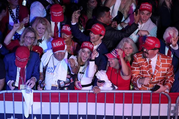 Сторонники Дональда Трампа ликуют по поводу результатов выборов, в Уэст-Палм-Бич, штат Флорида. - Sputnik Азербайджан