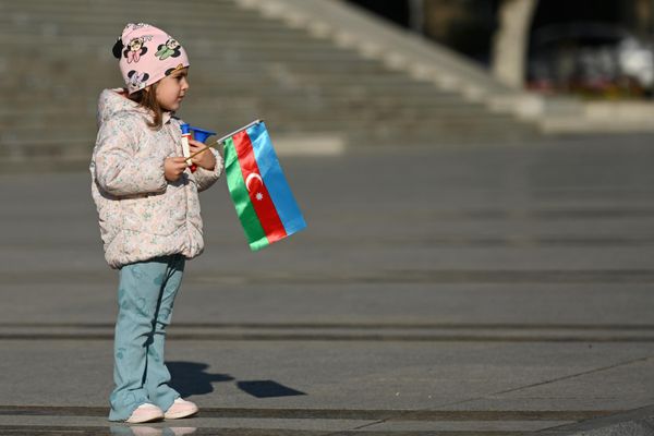 Девочка наблюдает за шествием военного оркестра по случаю Дня Победы в Баку. - Sputnik Азербайджан