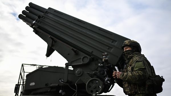 Военнослужащий реактивной артиллерийской батареи, фото из архива - Sputnik Азербайджан