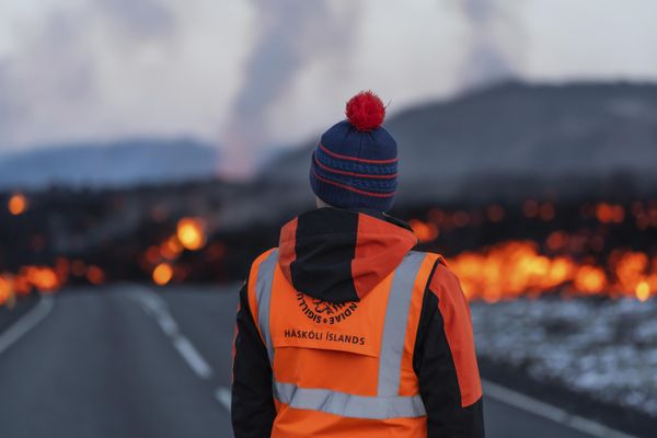 Извержение вулкана Сундхнукур на полуострове Рейкьянес близ города Гриндавик в Исландии. - Sputnik Азербайджан