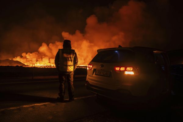 Извержение вулкана Сундхнукур на полуострове Рейкьянес близ города Гриндавик в Исландии. - Sputnik Азербайджан