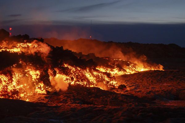 Извержение вулкана Сундхнукур на полуострове Рейкьянес близ города Гриндавик в Исландии. - Sputnik Азербайджан