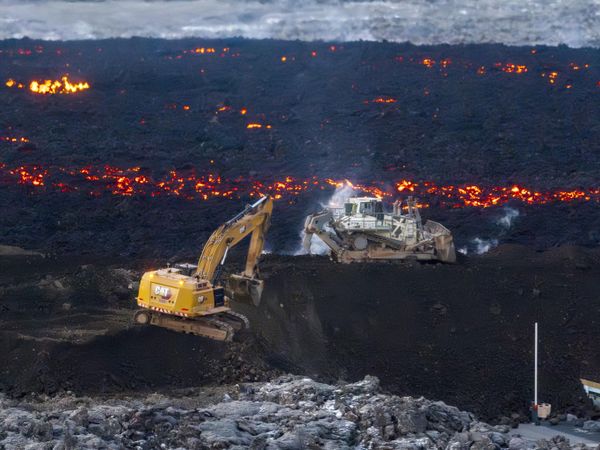 Извержение вулкана Сундхнукур на полуострове Рейкьянес близ города Гриндавик в Исландии. - Sputnik Азербайджан
