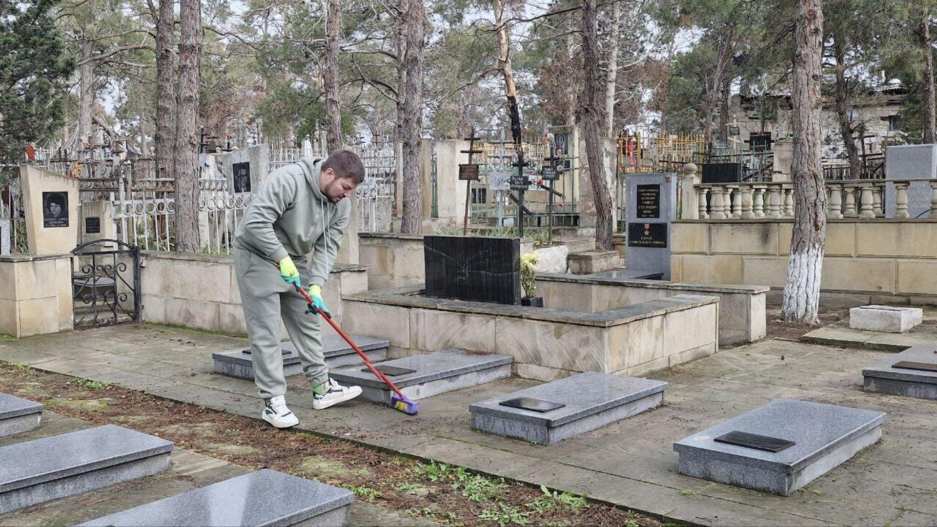 Cотрудники Русского дома в Баку, а также представители Русской общины, Ассоциации русской молодежи и Центра татарской молодежи в Азербайджане Яшьлек провели традиционную акцию по очистке территории Ясамальского кладбища - Sputnik Азербайджан, 1920, 01.12.2024