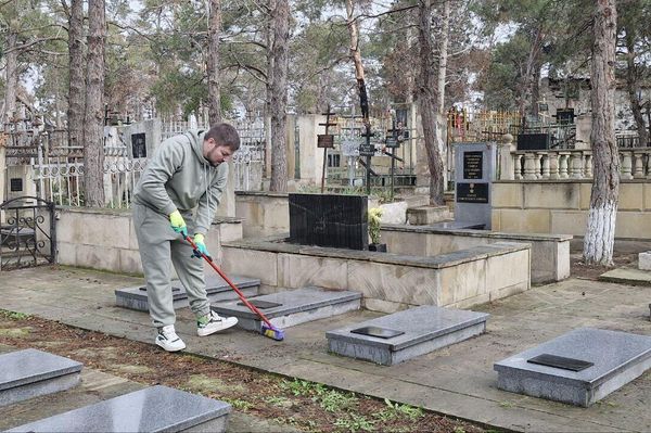 Cотрудники Русского дома в Баку, а также представители Русской общины, Ассоциации русской молодежи и Центра татарской молодежи в Азербайджане &quot;Яшьлек&quot; провели традиционную акцию по очистке территории Ясамальского кладбища. - Sputnik Азербайджан