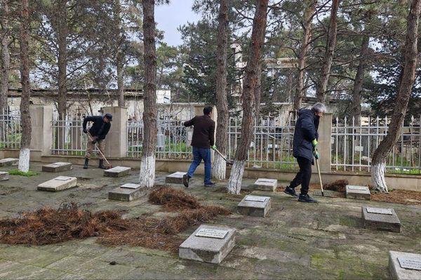 Cотрудники Русского дома в Баку, а также представители Русской общины, Ассоциации русской молодежи и Центра татарской молодежи в Азербайджане &quot;Яшьлек&quot; провели традиционную акцию по очистке территории Ясамальского кладбища. - Sputnik Азербайджан