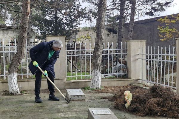 Cотрудники Русского дома в Баку, а также представители Русской общины, Ассоциации русской молодежи и Центра татарской молодежи в Азербайджане &quot;Яшьлек&quot; провели традиционную акцию по очистке территории Ясамальского кладбища. - Sputnik Азербайджан
