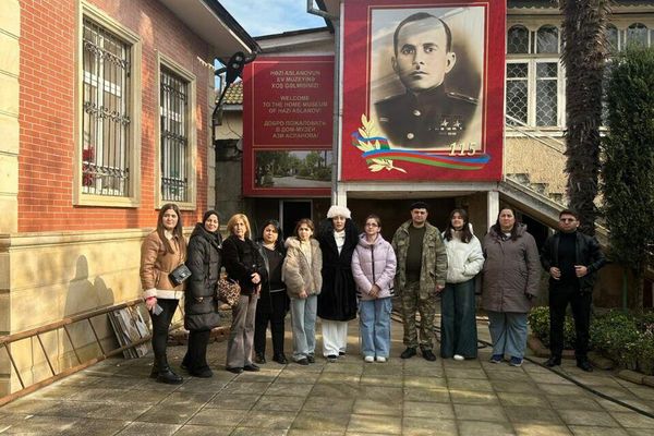 Землячество казаков Азербайджана в рамках проекта &quot;По местам воинских захоронений Великой Отечественной войны&quot; посетило памятник и дом-музей дважды Героя Советского Союза, генерал-майора Ази Асланова в Лянкяране. - Sputnik Азербайджан