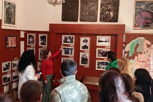 Землячество казаков Азербайджана в рамках проекта &quot;По местам воинских захоронений Великой Отечественной войны&quot; посетило памятник и дом-музей дважды Героя Советского Союза, генерал-майора Ази Асланова в Лянкяране. - Sputnik Азербайджан