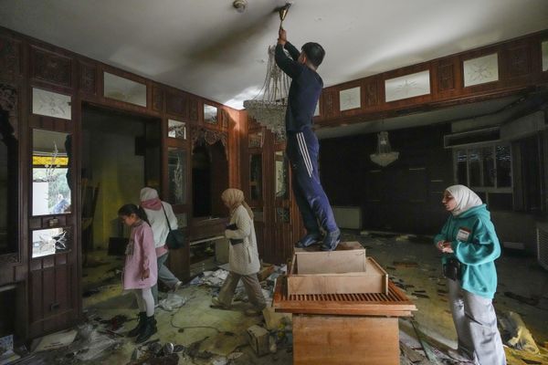 Люди снимают люстру с потолка в бывшей резиденции Башара Асада в Дамаске. - Sputnik Азербайджан