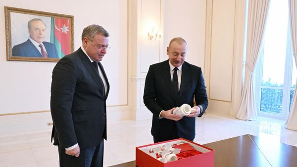 Президент Азербайджана Ильхам Алиев принял губернатора Астраханской области России - Sputnik Азербайджан