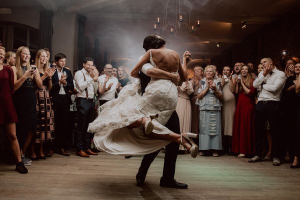 Снимок бельгийского фотографа Salien Van Hauwaert, ставший вторым в категории DanceFloor конкурсе 2024 International Wedding Photographer of the Year. - Sputnik Азербайджан