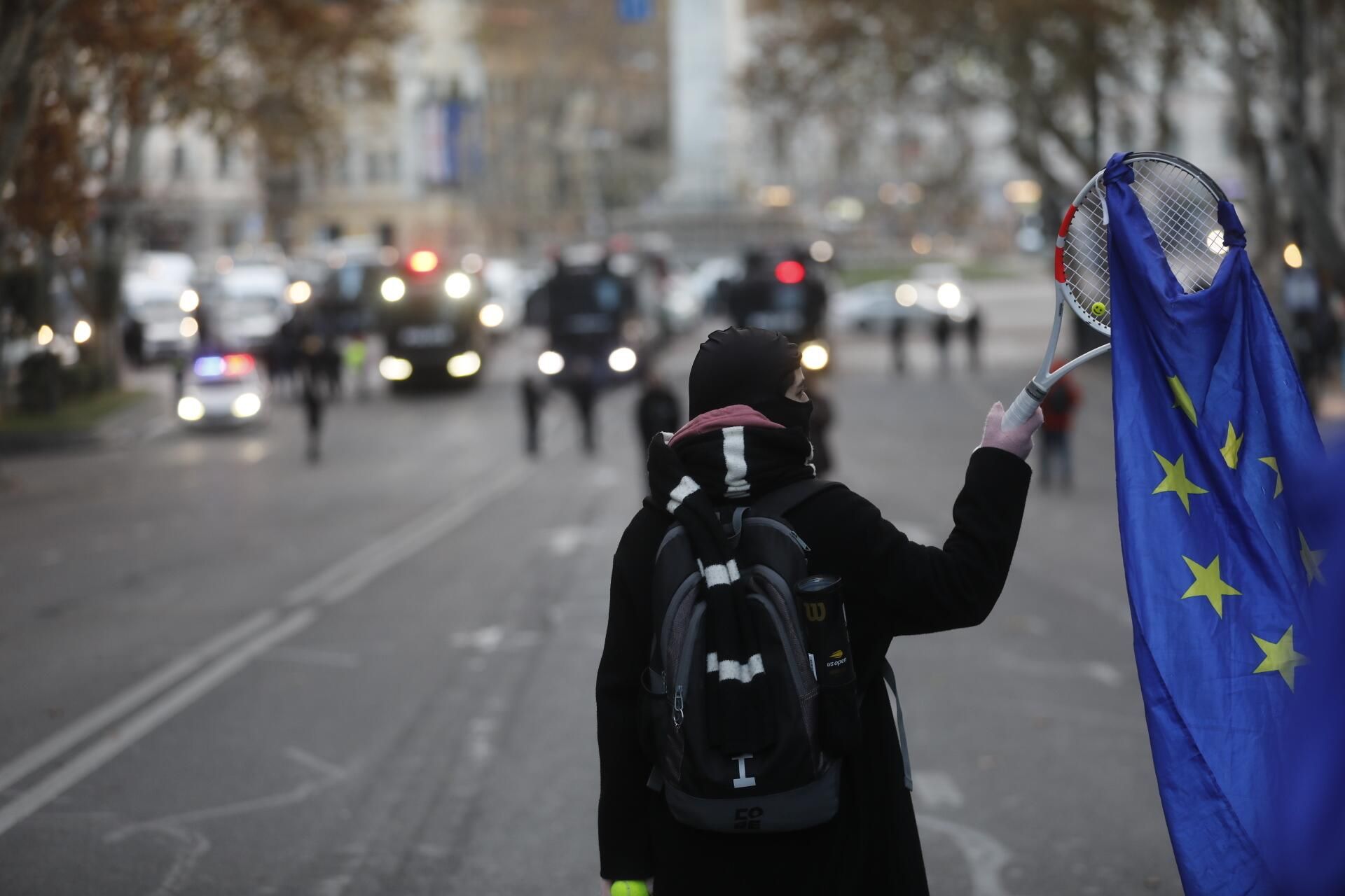 Citizens, carrying EU and Georgian flag - Sputnik Азербайджан, 1920, 16.12.2024