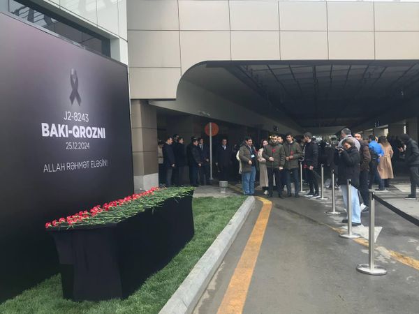 В Международном аэропорту Гейдар Алиев появился мемориальный стенд в память о жертвах авиакатастрофы под Актау. - Sputnik Азербайджан