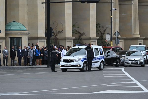 Минутой молчания в четверг в 12:00 в Азербайджане почтили память жертв авиакатастрофы самолета AZAL, произошедшей вблизи города Актау в Казахстане. - Sputnik Азербайджан