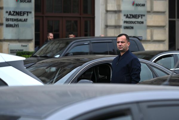 Минутой молчания в четверг в 12:00 в Азербайджане почтили память жертв авиакатастрофы самолета AZAL, произошедшей вблизи города Актау в Казахстане. - Sputnik Азербайджан