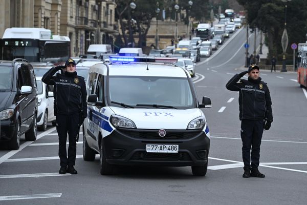 Минутой молчания в четверг в 12:00 в Азербайджане почтили память жертв авиакатастрофы самолета AZAL, произошедшей вблизи города Актау в Казахстане. - Sputnik Азербайджан