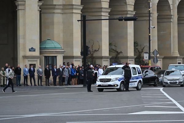 Минутой молчания в четверг в 12:00 в Азербайджане почтили память жертв авиакатастрофы самолета AZAL, произошедшей вблизи города Актау в Казахстане. - Sputnik Азербайджан