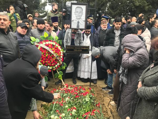 Aktauda aviaqəzasında həlak olan ekipaj üzvlərinin dəfn mərasimi - Sputnik Азербайджан