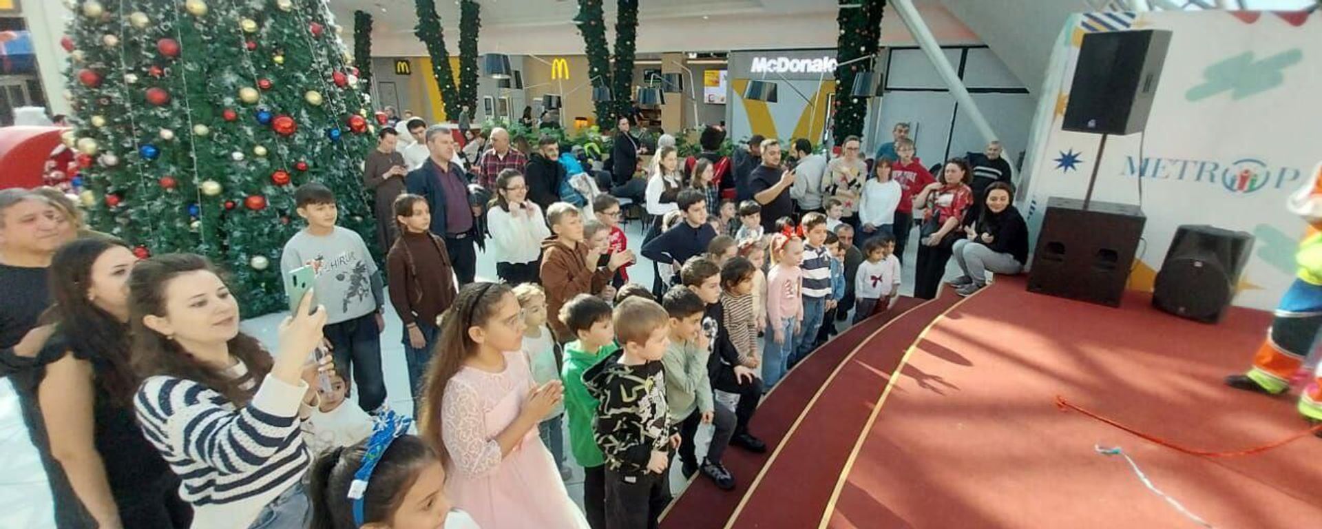 Землячество казаков в Азербайджане (ЗКА) при поддержке посольства России провели Новогоднюю елку для детей в Баку - Sputnik Азербайджан, 1920, 03.01.2025