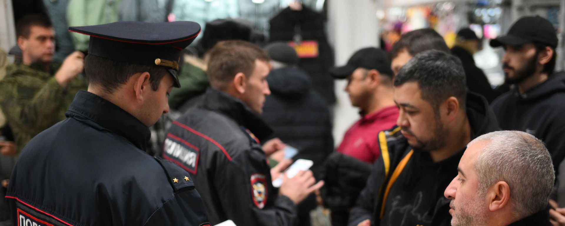 Рейд по проверке документов у мигрантов в Новосибирске, фото из архива - Sputnik Азербайджан, 1920, 05.01.2025