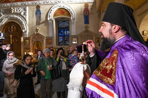 Рождественское богослужение в бакинском Кафедральном соборе святых Жен Мироносиц, 7 января 2025 года - Sputnik Азербайджан