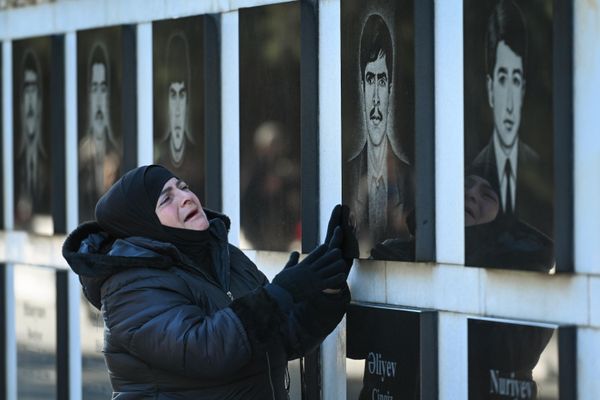 Жители Азербайджана в очередную годовщину "Черного января" отдают дань памяти жертвам трагедии. - Sputnik Азербайджан