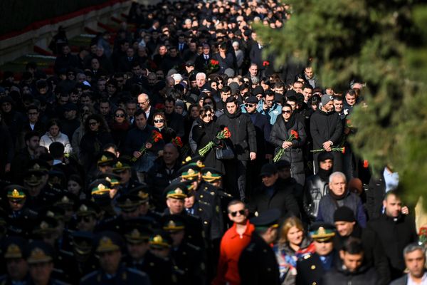Жители Азербайджана в очередную годовщину "Черного января" отдают дань памяти жертвам трагедии. - Sputnik Азербайджан