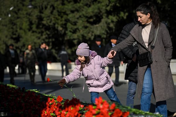 Жители Азербайджана в очередную годовщину "Черного января" отдают дань памяти жертвам трагедии. - Sputnik Азербайджан