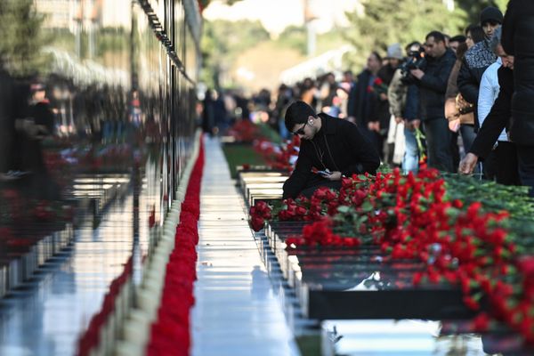 Жители Азербайджана в очередную годовщину "Черного января" отдают дань памяти жертвам трагедии. - Sputnik Азербайджан